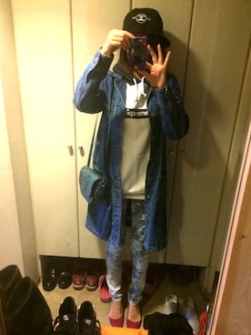 「Supreme （シュプリーム）のアイテム（スウェット、ホワイト系）」を使った、かずみさん（レディース・170cm）の冬コーディネート