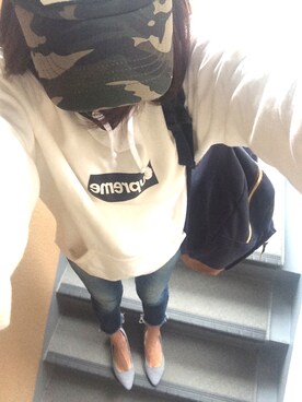「Supreme （シュプリーム）のアイテム（スウェット、ホワイト系）」を使った、かずみさん（レディース・170cm）の春コーディネート
