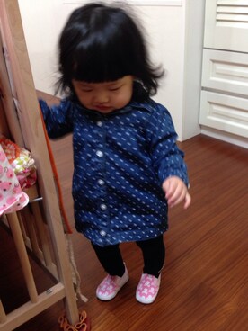 「アイテム（シャツワンピース）」を使った、潘梅子さん（キッズ・80cm）の春コーディネート