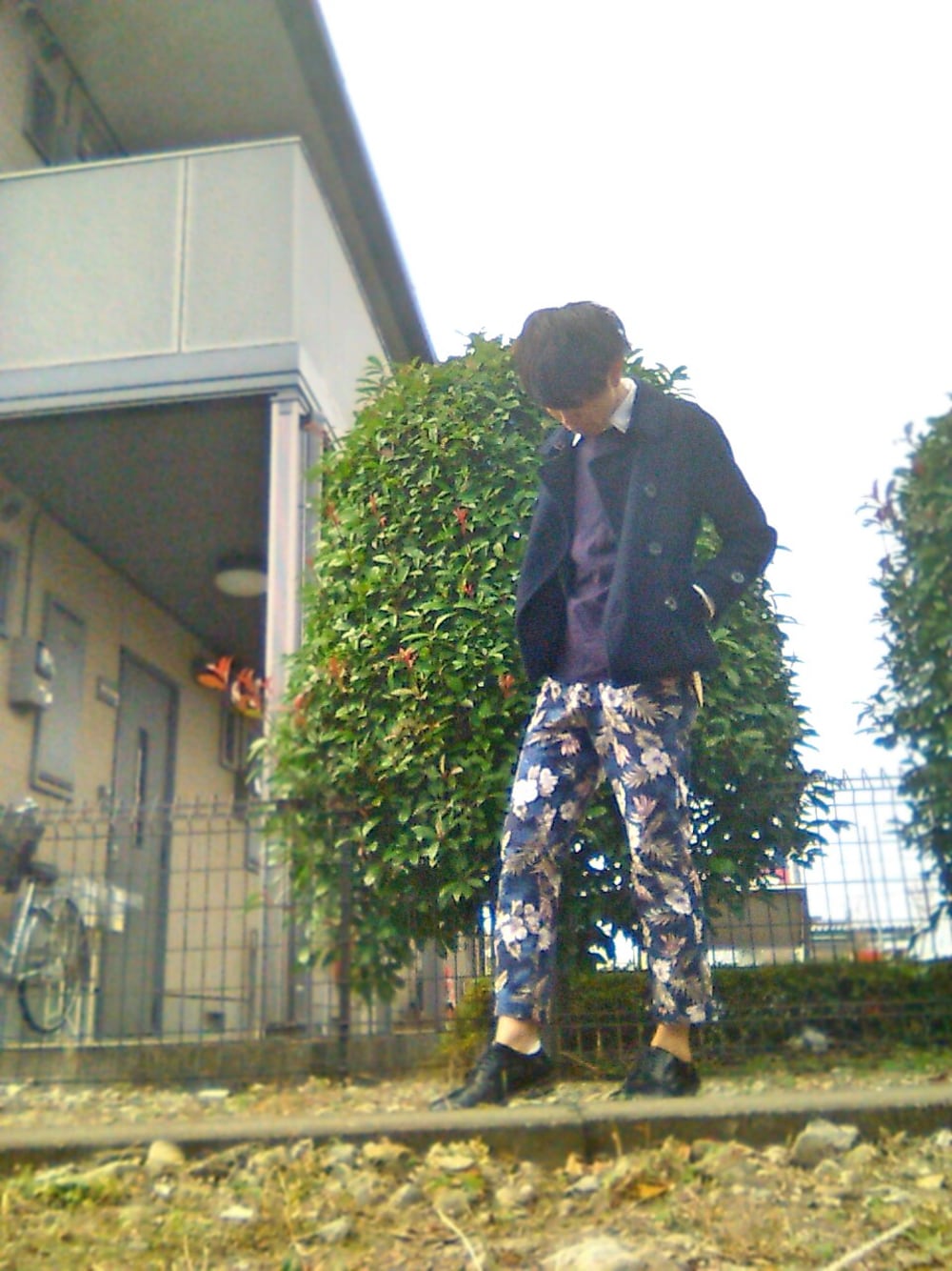 ブルー系のピーコート、ブルー系のその他パンツ、グリーン系の香水を着用したメンズの秋コーディネートの1枚目の写真