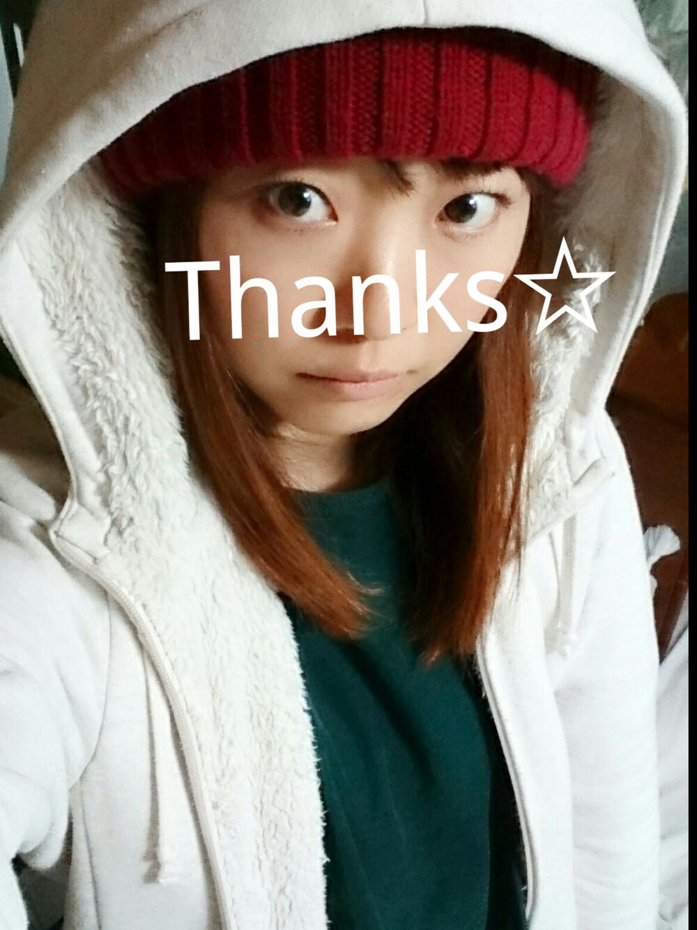 ホワイト系のパーカー、グリーン系のワンピース/ドレス、ブルー系のデニムパンツを着用したレディースの冬コーディネートの1枚目の写真