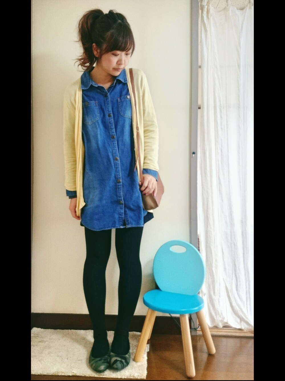 イエロー系のカーディガン/ボレロ、ブルー系のトップス、その他のパンプスを着用したレディースの春コーディネートの1枚目の写真