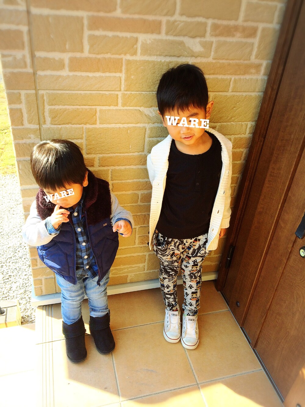 「兄弟コーディネート、キッズコーデ、ダウンベスト、カーディガン、男の子、サルエルパンツ、4歳、2歳、韓国ブランド」｜「OLD NAVYのアイテム（カーディガン/ボレロ、ホワイト系）」を使った、★accho★さん（キッズ・110cm）の冬コーディネートの1枚目の写真