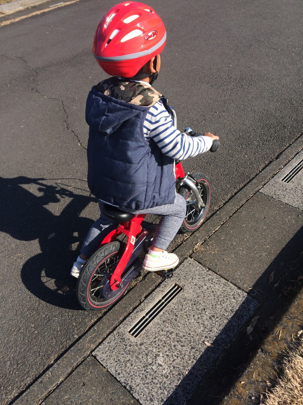 「男の子、4歳、カーディガン、コンバース、自転車スタイル、キッズコーデ」｜「GLOBAL WORKのリバーシブルナカワタベスト/550901（ダウンベスト、グレー系）」を使った、★accho★さん（キッズ・110cm）の冬コーディネートの1枚目の写真