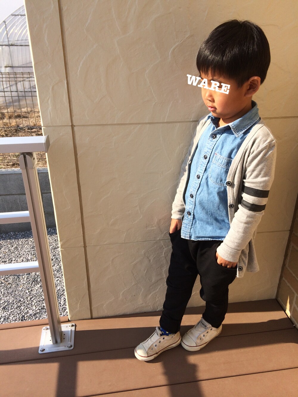 「こどもコーデ、おとこのこ、デニムシャツ、カーディガン、4歳、コンバース、サルエルパンツ」｜「韓国子供服のアイテム（カーディガン/ボレロ、グレー系）」を使った、★accho★さん（キッズ・110cm）の冬コーディネートの1枚目の写真