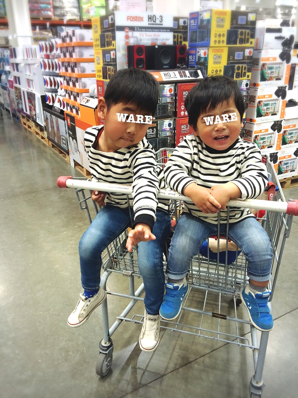 「kids、シンプル、おとこのこ、キッズコーデ、4歳、2歳、兄弟コーディネート、リンクコーデ、コストコ」｜「無印良品のアイテム（Tシャツ/カットソー、ホワイト系）」を使った、★accho★さん（キッズ・110cm）の冬コーディネートの1枚目の写真
