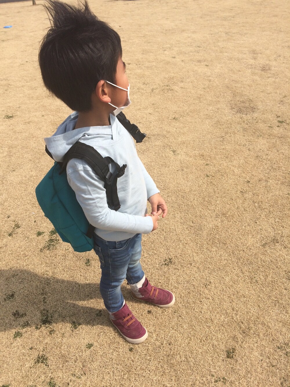 「キッズファッション、休日スタイル、リュック、男の子、4歳、デニムパンツ、春コーデ」｜「OLD NAVYのアイテム（Tシャツ/カットソー、ブルー系）」を使った、★accho★さん（キッズ・110cm）の春コーディネートの1枚目の写真
