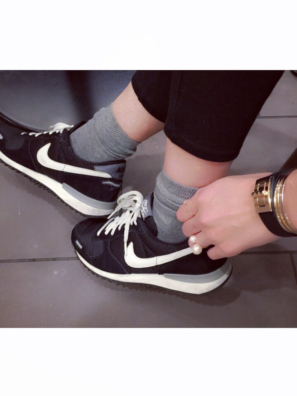 「NIKEのアイテム（スニーカー、ブラック系）」を使った、森しずかさん（レディース・173cm）の冬コーディネートの1枚目の写真