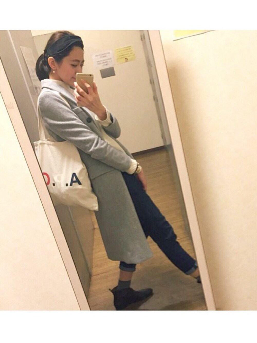 「シンプル、カジュアル、APC、UNIQLO、GAP、靴下屋、付録バッグ」｜「KOREAのアイテム（チェスターコート、グレー系）」を使った、森しずかさん（レディース・173cm）の冬コーディネートの1枚目の写真