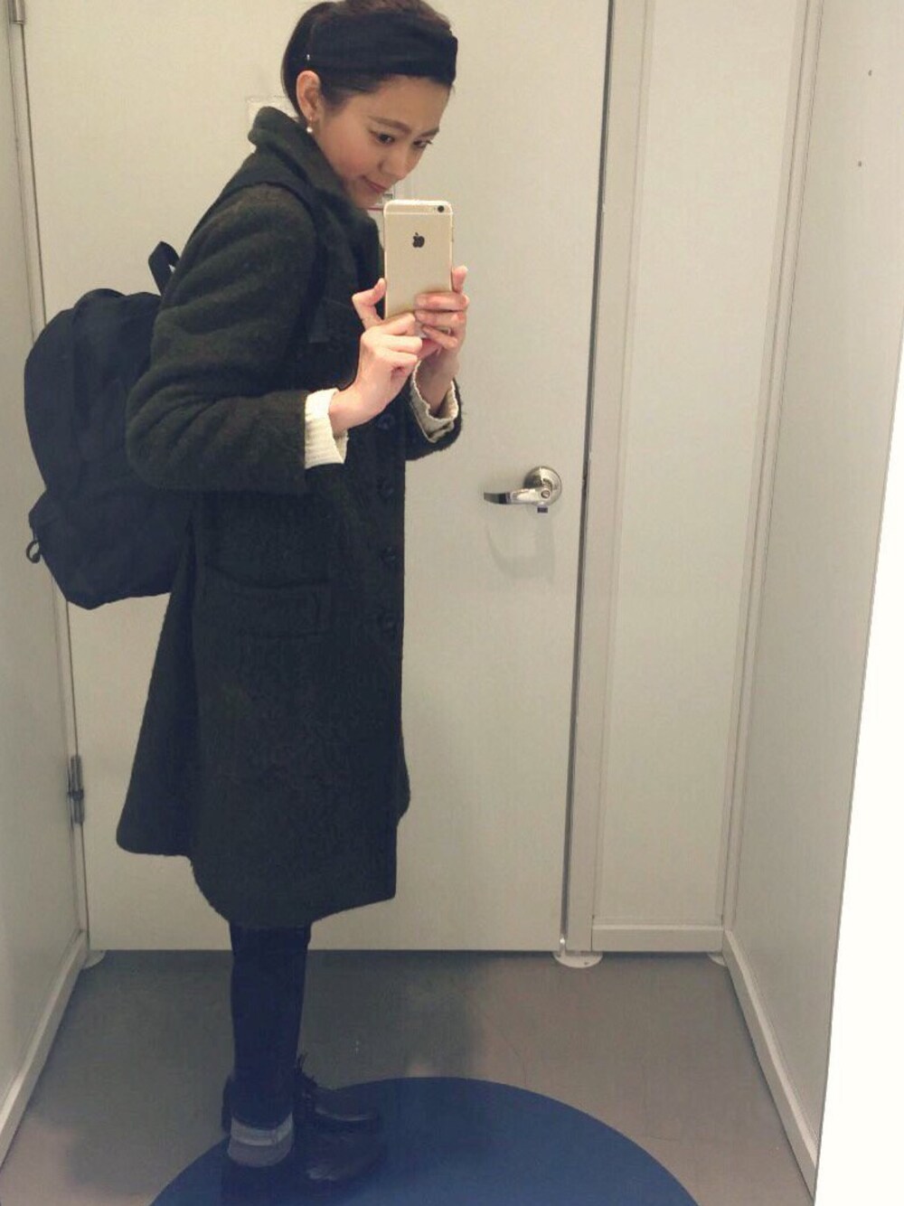 「シンプル、マークバイマークジェイコブス、デニム、UNIQLO、marcbymarcjacobs、カジュアル、リュック」｜「Marc by Marc JacobsのMARLENE WOOL COAT（その他アウター、グリーン系）」を使った、森しずかさん（レディース・173cm）の冬コーディネートの1枚目の写真