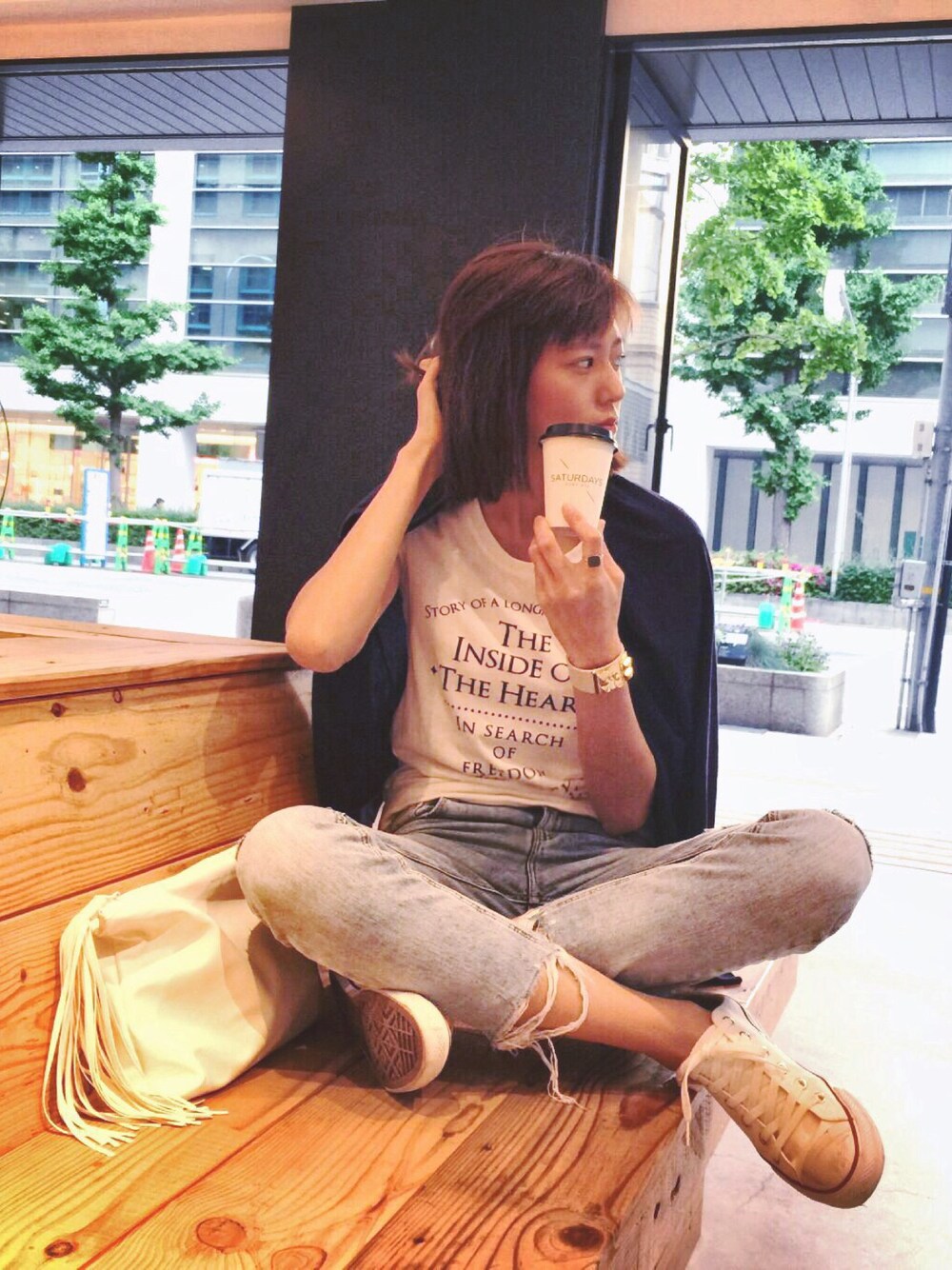 「プチプラ、デニム、Tシャツ、シンプル、スニーカー、ロゴT、クラッチバッグ」｜「GUのアイテム（Tシャツ/カットソー、ホワイト系）」を使った、森しずかさん（レディース・172cm）の夏コーディネートの1枚目の写真