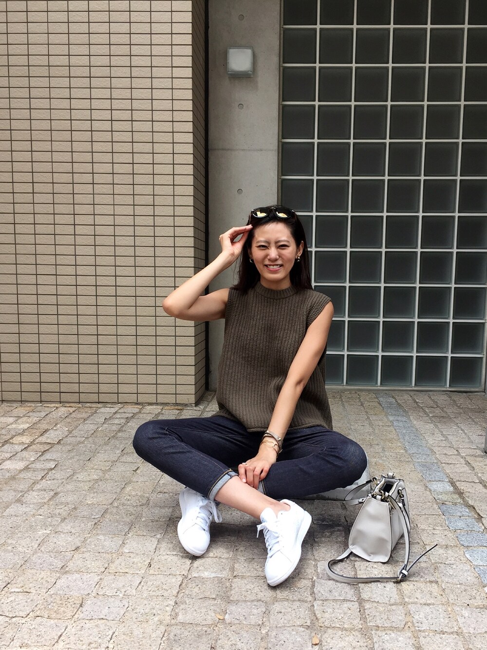 「シンプル、カジュアル、ニットベスト、デニム、インディゴデニム、PUMA、スニーカー」｜「ラジエルのアイテム（ニット/セーター、グリーン系）」を使った、森しずかさん（レディース・172cm）の夏コーディネートの1枚目の写真