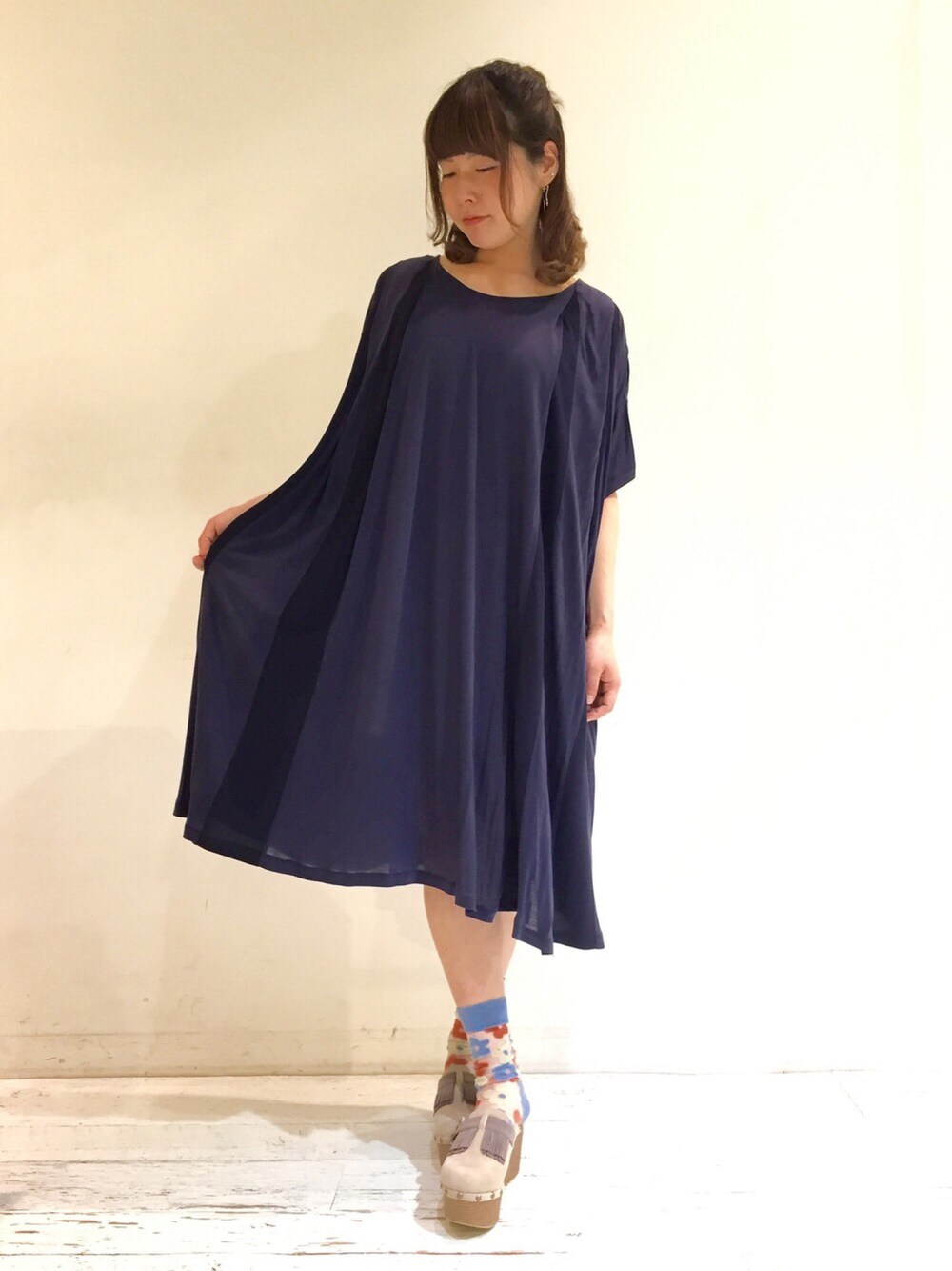 ブルー系のワンピース、ベージュ系のサンダル、ブルー系のソックス/靴下を着用したレディースの春コーディネートの1枚目の写真