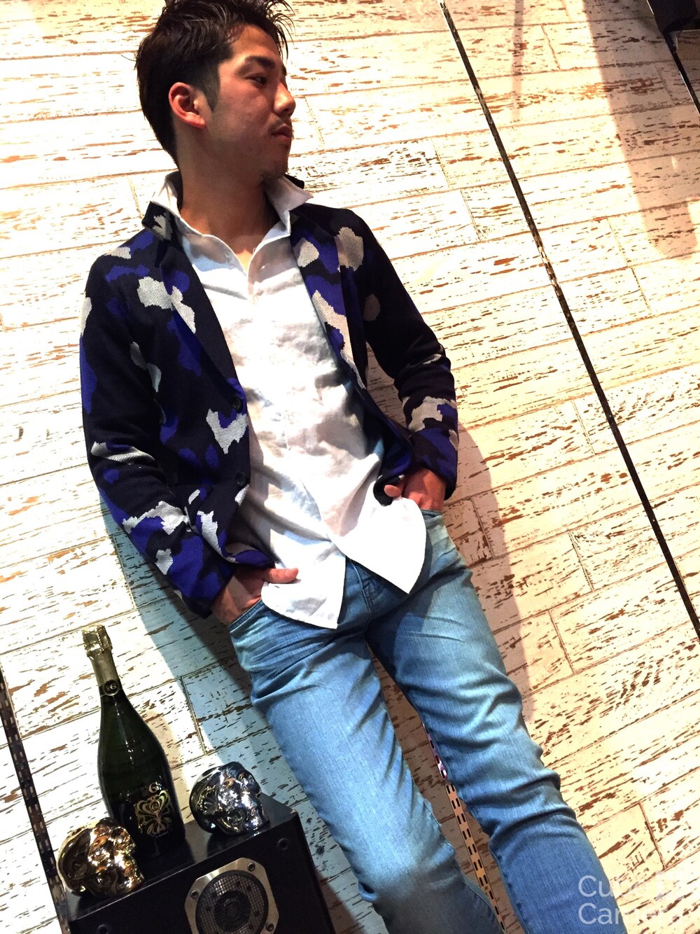 「めいさい、カモフラ、カモフラ柄、カモフラ柄アウター、白シャツ、重ね着、デニム、春服、春」｜「mojoのアイテム（テーラードジャケット、ブルー系）」を使った、mojoさん（メンズ・168cm）の春コーディネートの1枚目の写真