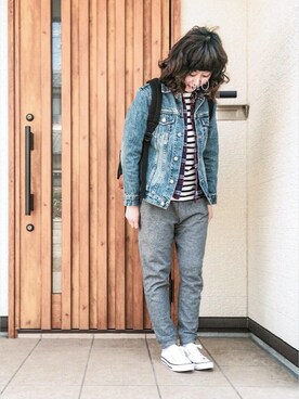 「白いスニーカー」｜「アイテム（デニムジャケット）」を使った、もっさんさん（レディース・156cm）の春コーディネート