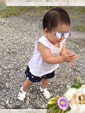 「H&M（エイチ・アンド・エム）のアイテム（Tシャツ/カットソー、ホワイト系）」を使った、ましこさん（キッズ）の冬コーディネート