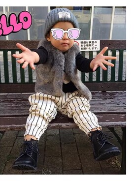 「H&M（エイチ・アンド・エム）のアイテム（Tシャツ/カットソー、ブラック系）」を使った、ましこさん（キッズ）の冬コーディネート