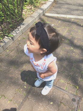 「pupuchimのアイテム（ヘアバンド、ブルー系）」を使った、Cocoさん（キッズ・90cm）の春コーディネート