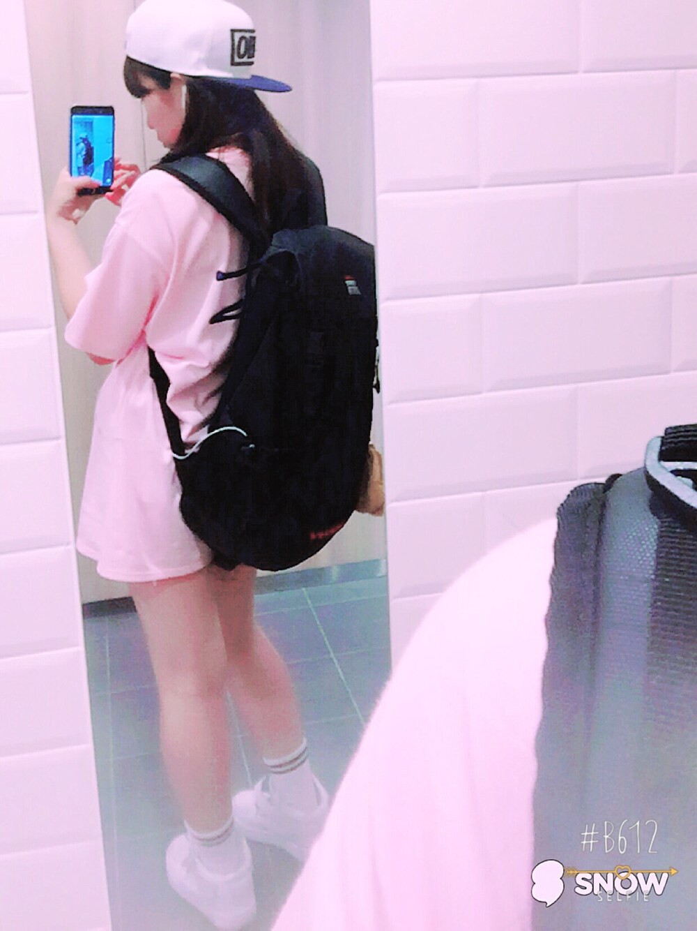 「stussy、Tシャツ、Tシャツワンピ、ピンク、ストリート、korea、でかリュック、黒髪、髪染めた」｜「STUSSYのアイテム（Tシャツ/カットソー、ピンク系）」を使った、유-키さん（レディース・166cm）の夏コーディネートの1枚目の写真
