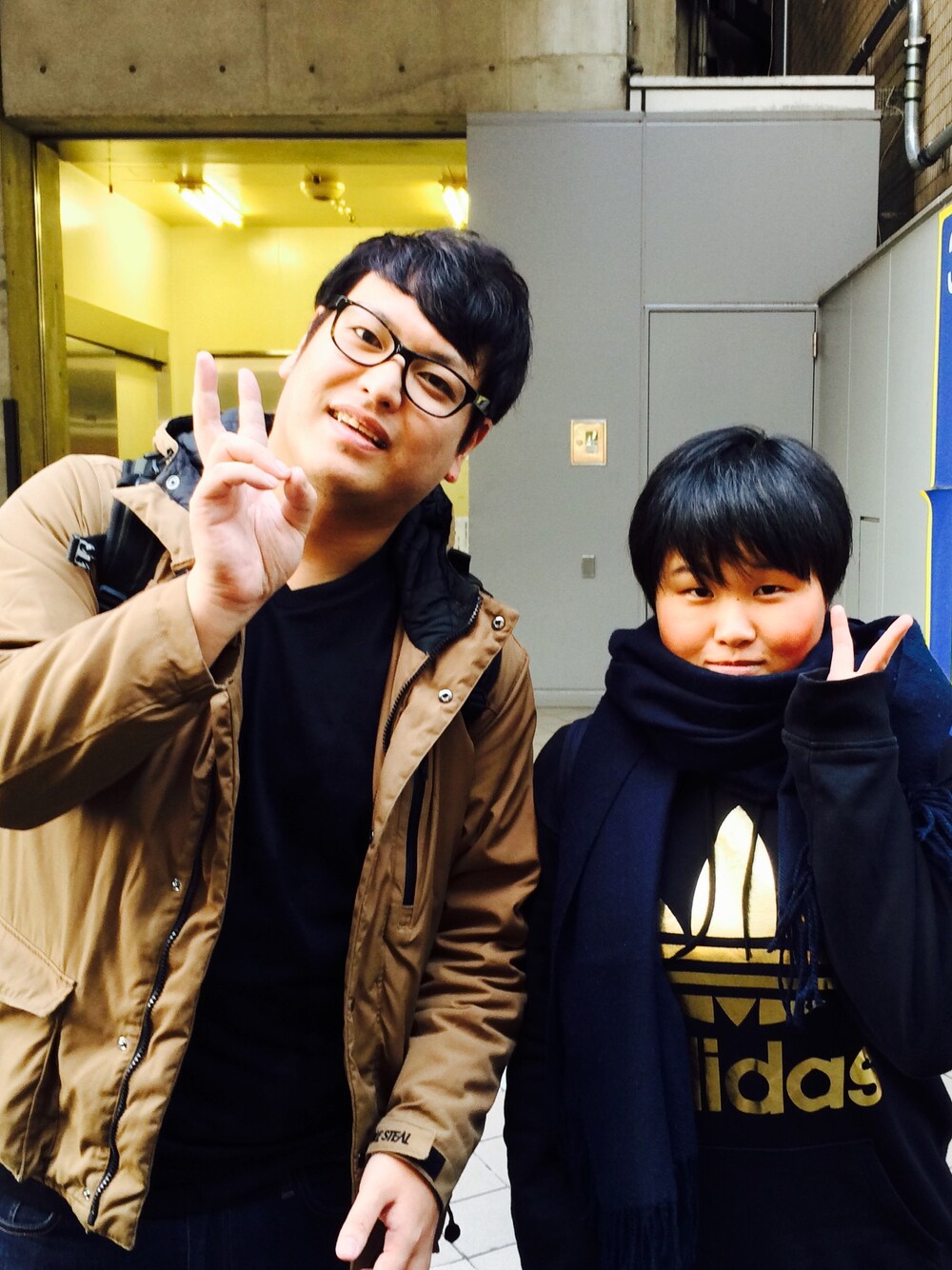 「無限大ホール、バビロン、千葉恵、ハイカットスニーカー、adidas、吉本」｜「adidasのadidas Originals / SY FOIL TREFOIL HOODIE（パーカー、ブラック系）」を使った、り さ おさん（レディース・159cm）の冬コーディネートの1枚目の写真