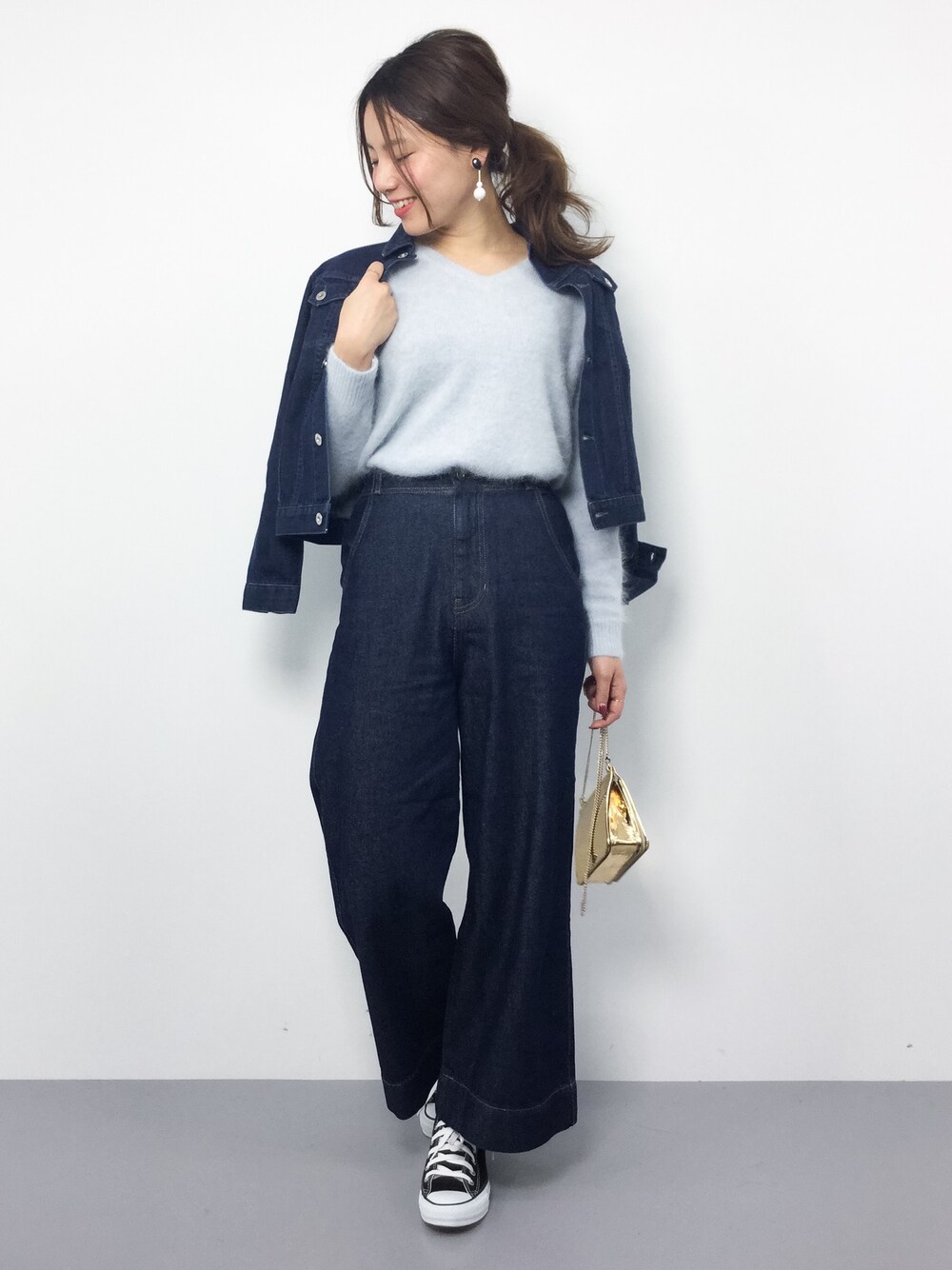 「NATURAL BEAUTY BASICの【AneCan 12月号掲載】アンゴラVネックニット（ニット/セーター、ブルー系）」を使った、ぐっさんさん（レディース・166cm）の秋コーディネートの1枚目の写真