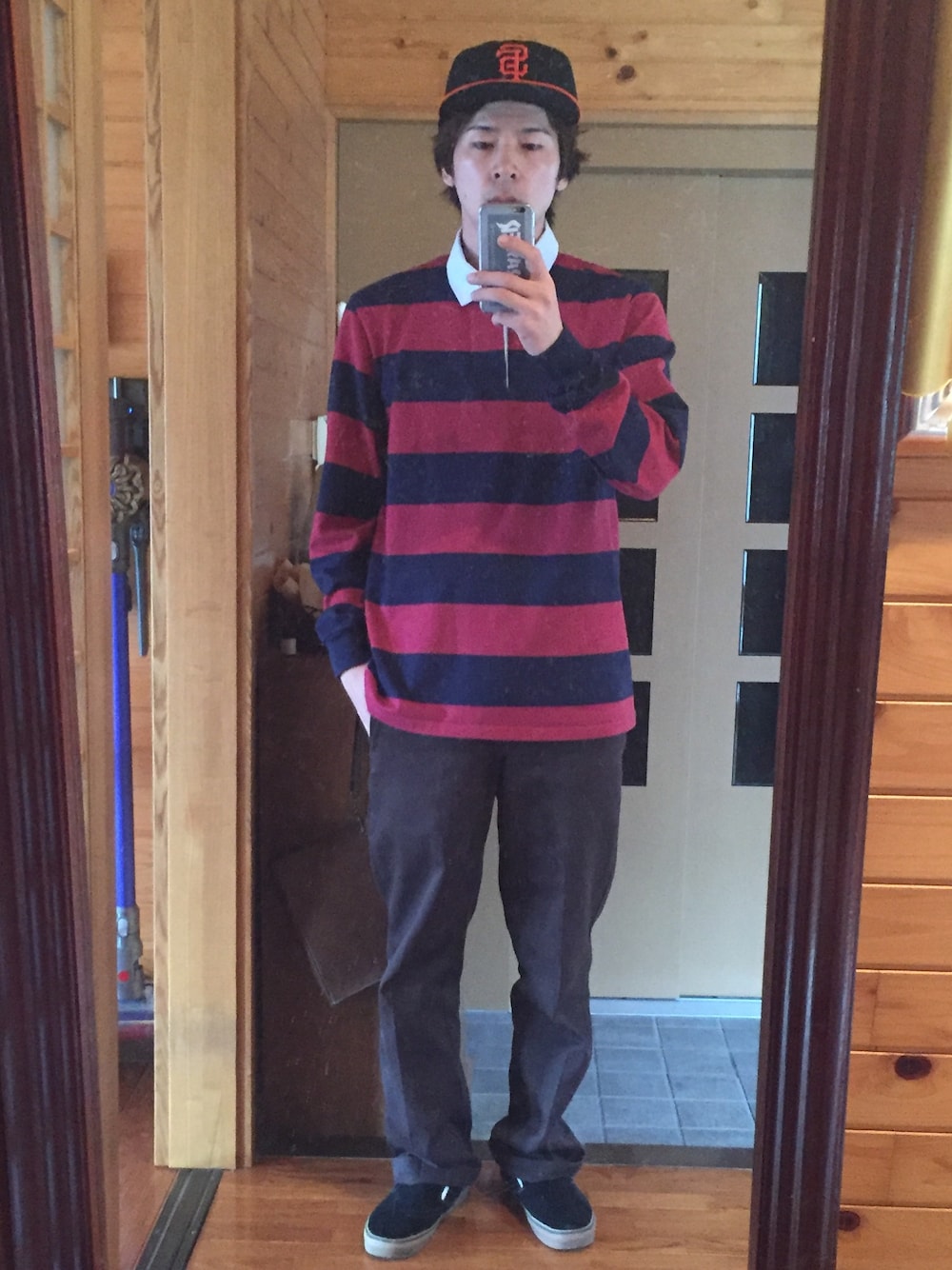 レッド系のシャツ/ブラウス、ブラウン系のその他パンツ、レッド系のキャップを着用したメンズの秋コーディネートの1枚目の写真