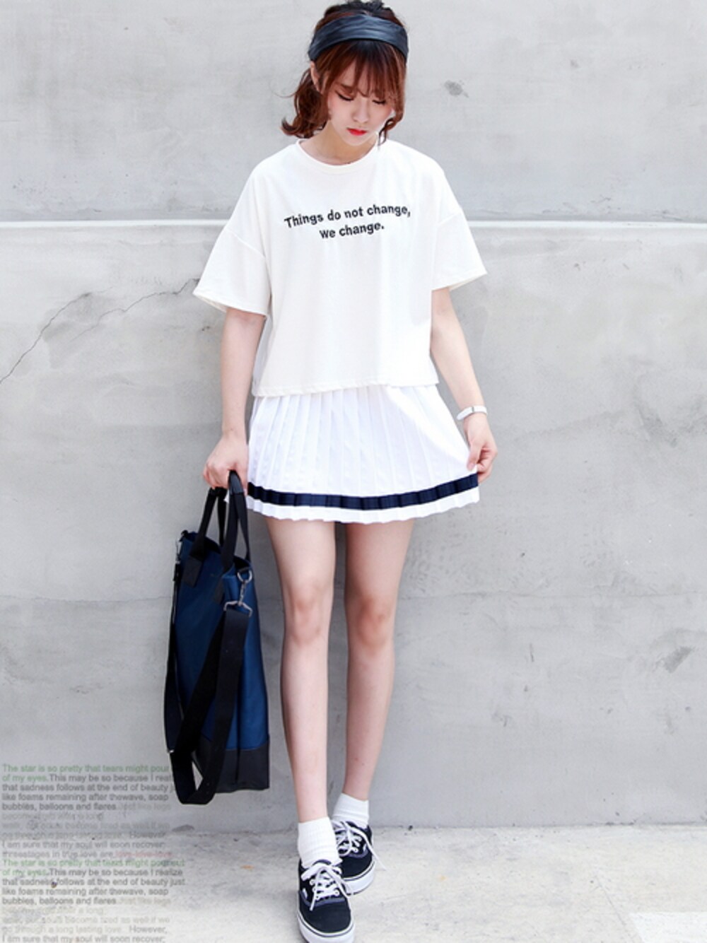 「トートバッグ、ヘアバンド、 スニーカー、マリン、 プリーツスカート、Gogosing、 ゴムウエスト、 クロップドＴシャツ、高校生コーデ。、 足長効果」｜「ロゴ刺繍入りクロップドＴシャツ（Tシャツ/カットソー、ホワイト系）」を使った、GOGOSINGさん（レディース・163cm）の夏コーディネートの1枚目の写真