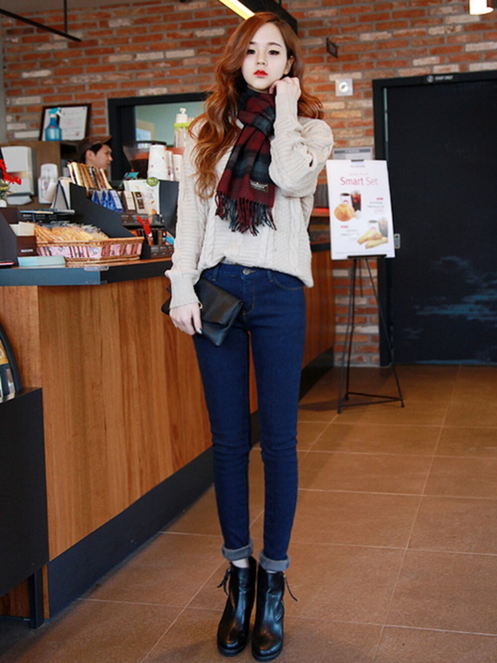 ベージュ系のニット/セーターを着用したレディースの冬コーディネートの1枚目の写真