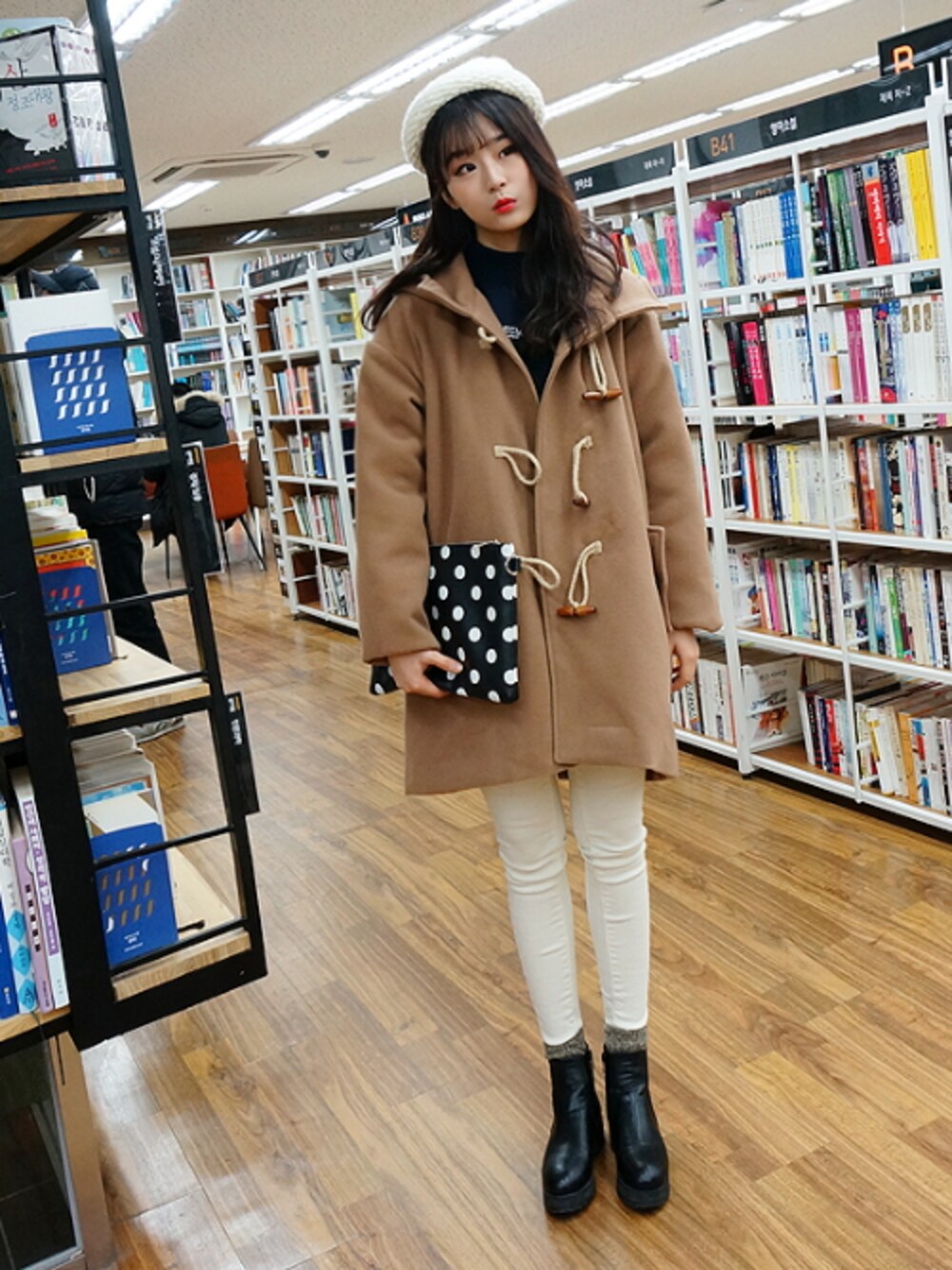 「ニット帽、クラッチバッグ、ドット、 ダッフルコート、ホワイトパンツ、 カジュアル、高校生、 Gogosing、 ハーフ丈、フード付き」｜「フード付きハーフ丈ダッフルコート（その他アウター、ベージュ系）」を使った、GOGOSINGさん（レディース・163cm）の冬コーディネートの1枚目の写真