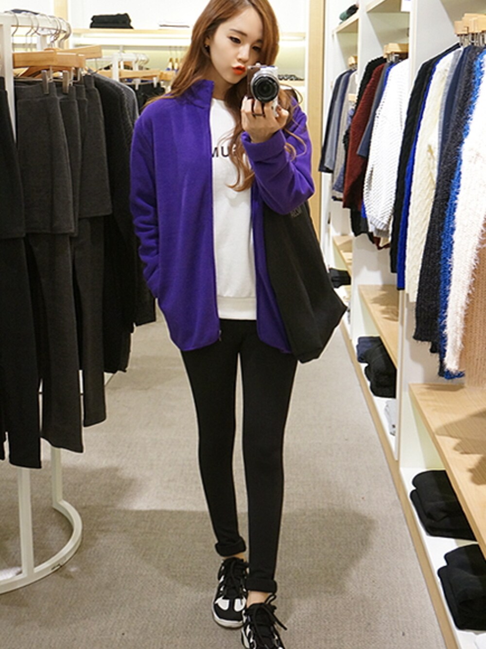 パープル系のブルゾンを着用したレディースの冬コーディネートの1枚目の写真