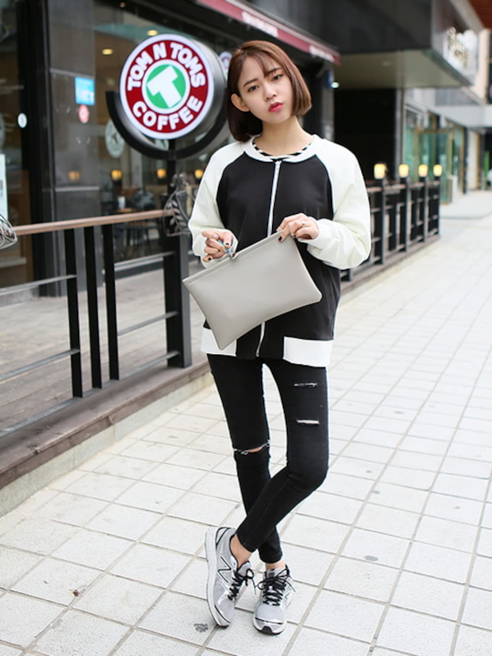 ブラック系のスタジャンを着用したレディースの冬コーディネートの1枚目の写真