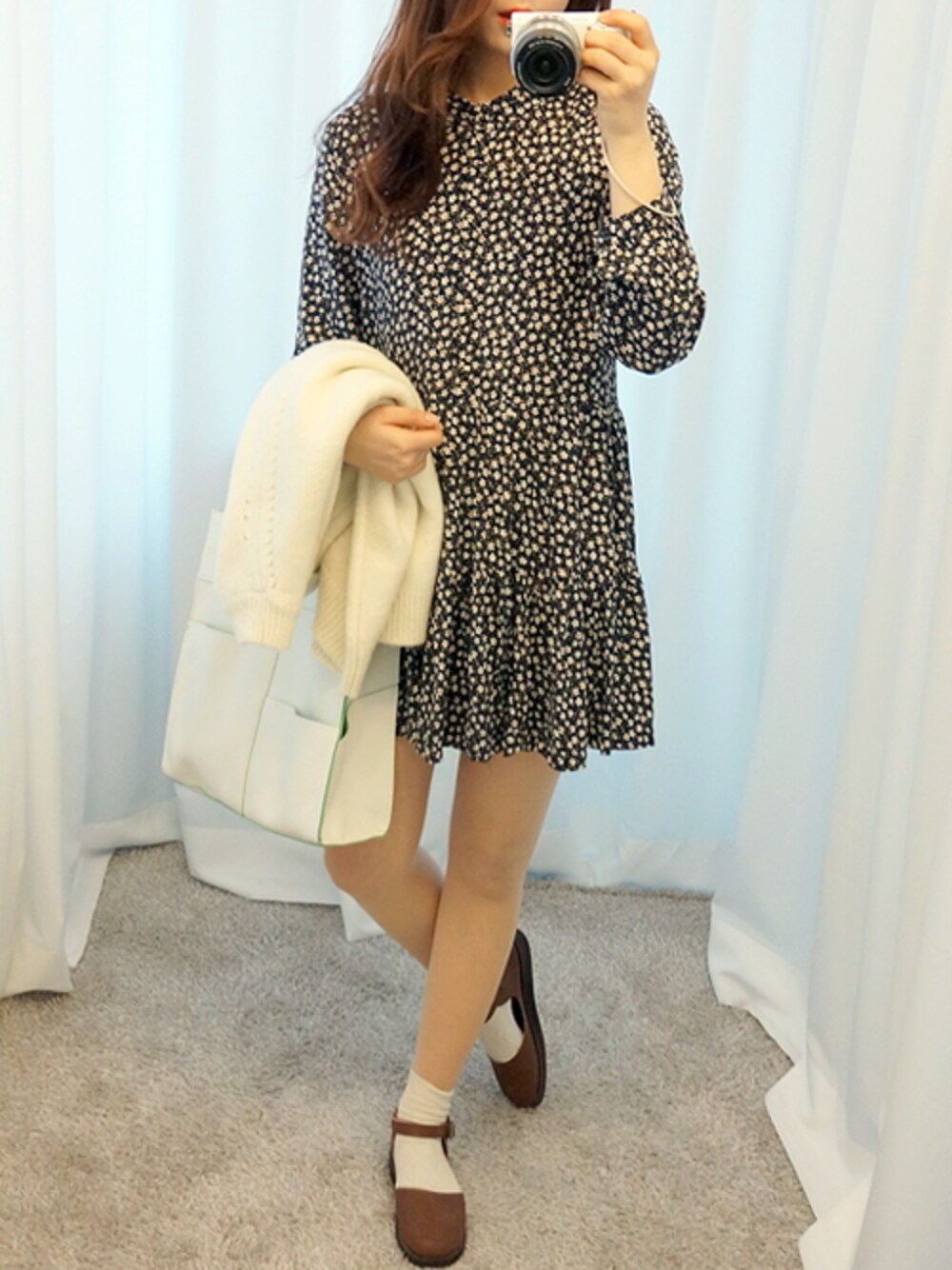 ブラック系のワンピースを着用したレディースの春コーディネートの1枚目の写真