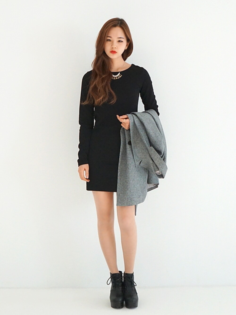 ゴールド系のネックレスを着用したレディースの春コーディネートの1枚目の写真