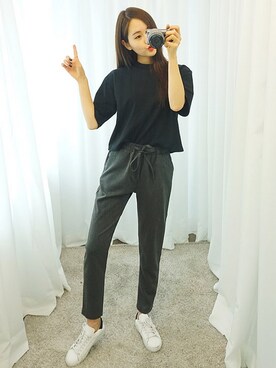 「白いスニーカー」｜「アイテム（スラックス）」を使った、GOGOSINGさん（レディース・160cm）の春コーディネート