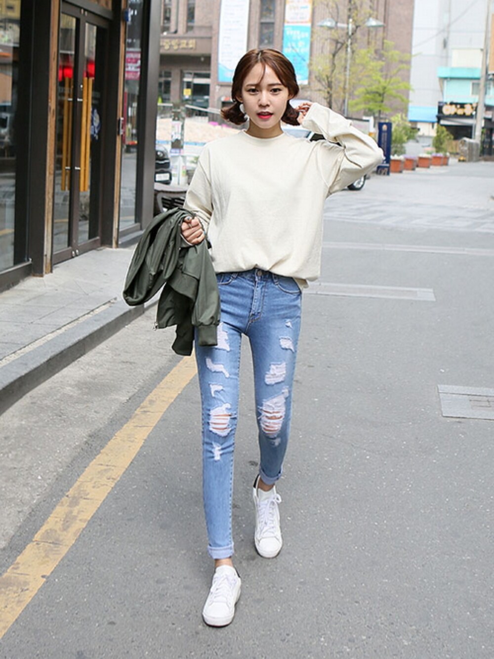 ホワイト系のTシャツ/カットソーを着用したレディースの春コーディネートの1枚目の写真