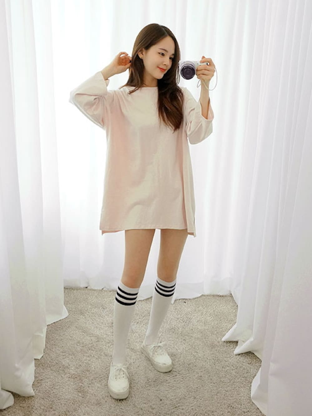 ピンク系のTシャツ/カットソーを着用したレディースの春コーディネートの1枚目の写真