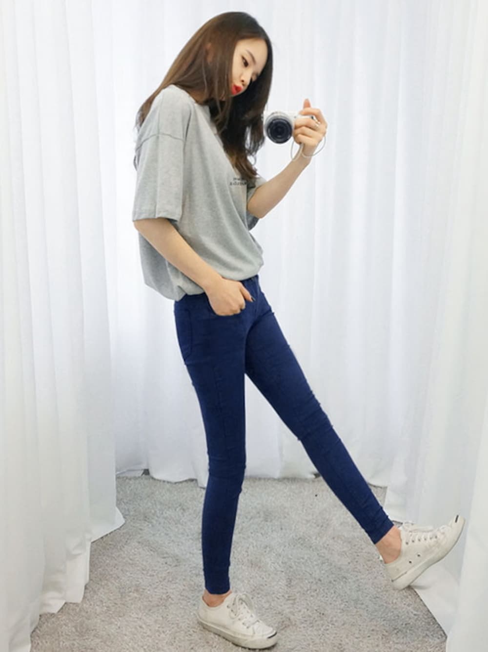 「ベーシック、オーバーサイズ、 スキニーパンツ、白いスニーカー、プリントT、ウォーキングスタイル、 Gogosing、 ルーズＴシャツ、高校生コーデ、 レタリング」｜「レタリングプリントルーズTシャツ（Tシャツ/カットソー、ホワイト系）」を使った、GOGOSINGさん（レディース・160cm）の夏コーディネートの1枚目の写真