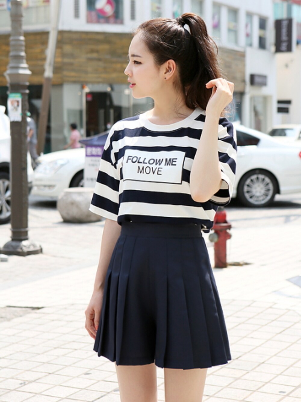 ブルー系のその他パンツ、ブラック系のTシャツ/カットソーを着用したレディースの夏コーディネートの1枚目の写真