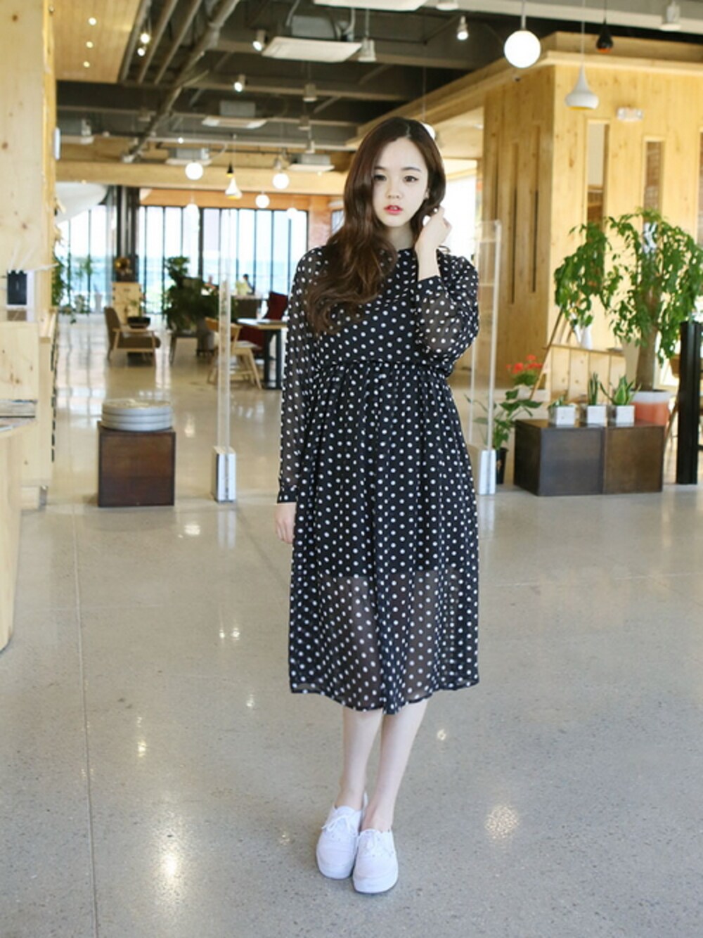 ブラック系のワンピースを着用したレディースの夏コーディネートの1枚目の写真