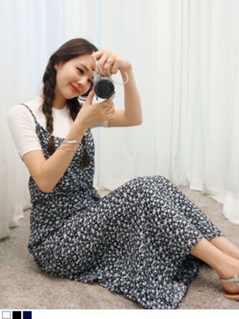 ブルー系のワンピースを着用したレディースの夏コーディネートの1枚目の写真