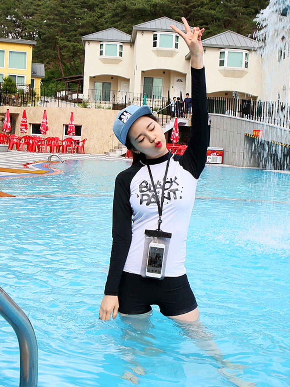 ブルー系のキャップを着用したレディースの夏コーディネートの1枚目の写真