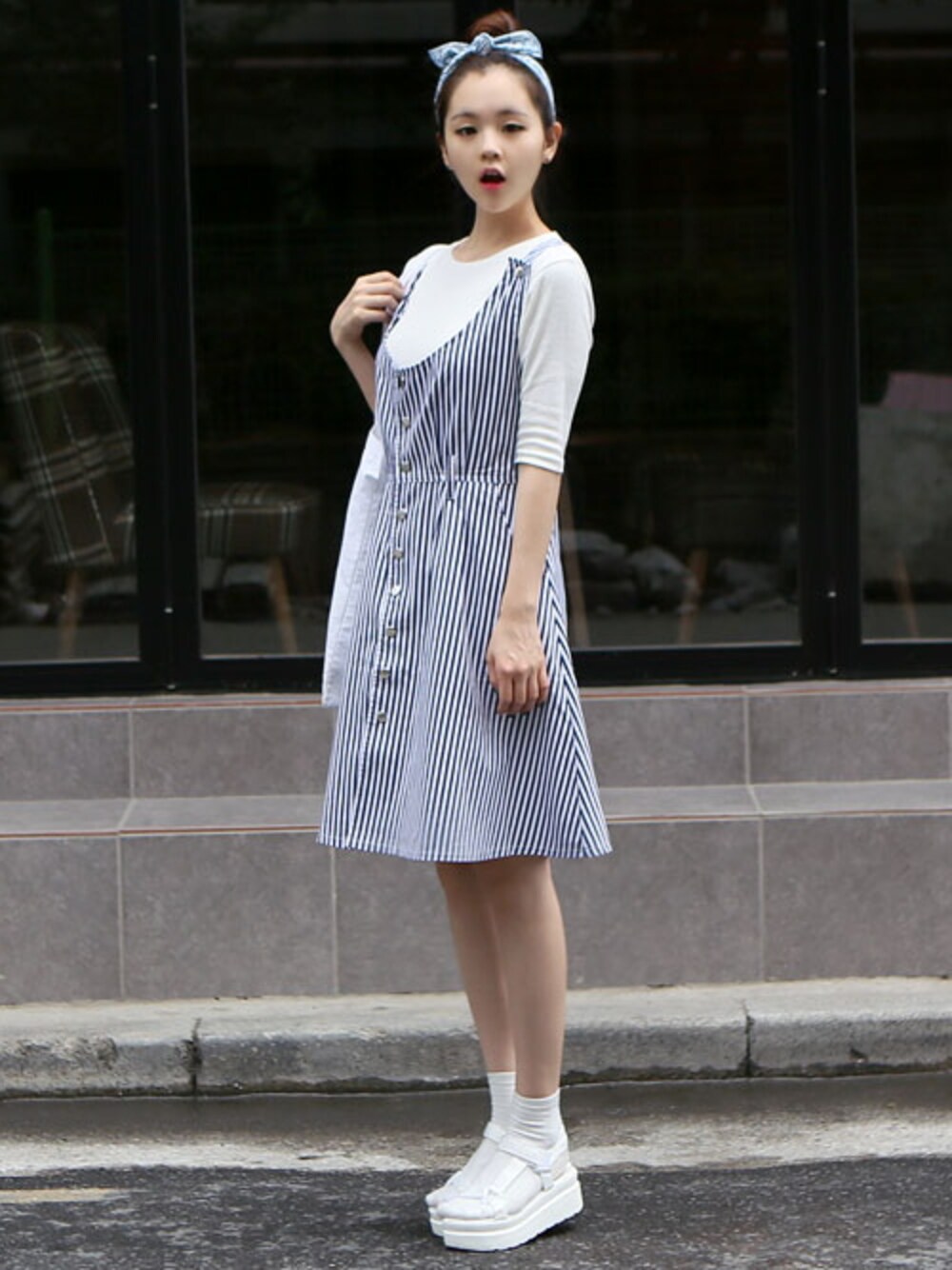 ブルー系のワンピースを着用したレディースの夏コーディネートの1枚目の写真