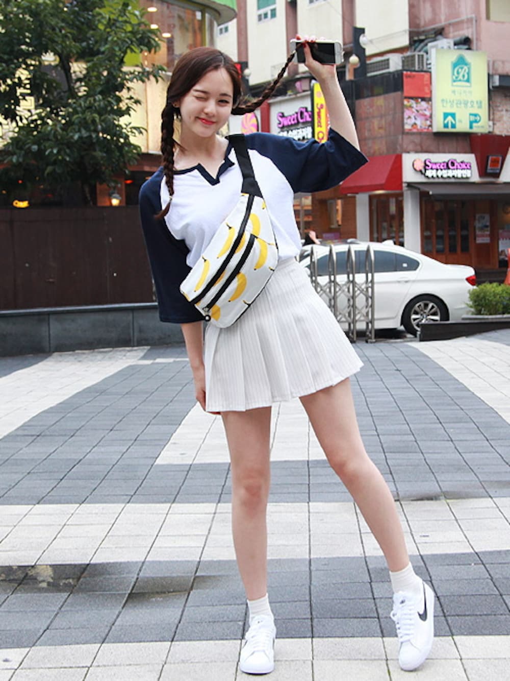 ホワイト系のスカートを着用したレディースの夏コーディネートの1枚目の写真