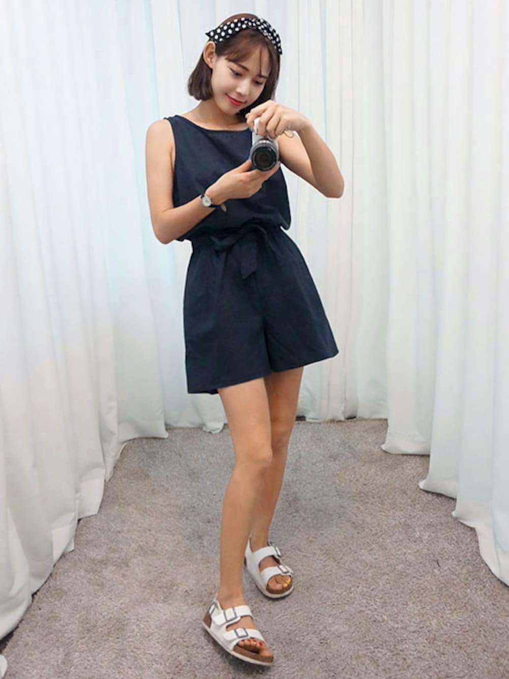 ブルー系のつなぎ/オールインワンを着用したレディースの秋コーディネートの1枚目の写真