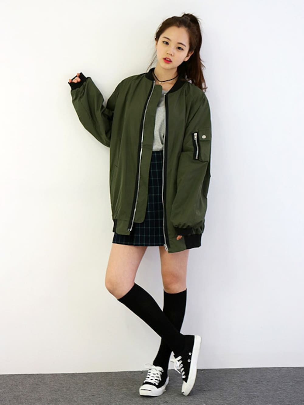 「MA-1、 ミニスカート、ロング丈、チョーカー、 パイロットジャンパー、ウエストイン、 Gogosing、カジュアルコーデ、ゴゴシング、ソックス×スニーカー」｜「ロング丈パイロットジャンパー（ブルゾン、グリーン系）」を使った、GOGOSINGさん（レディース・160cm）の秋コーディネートの1枚目の写真