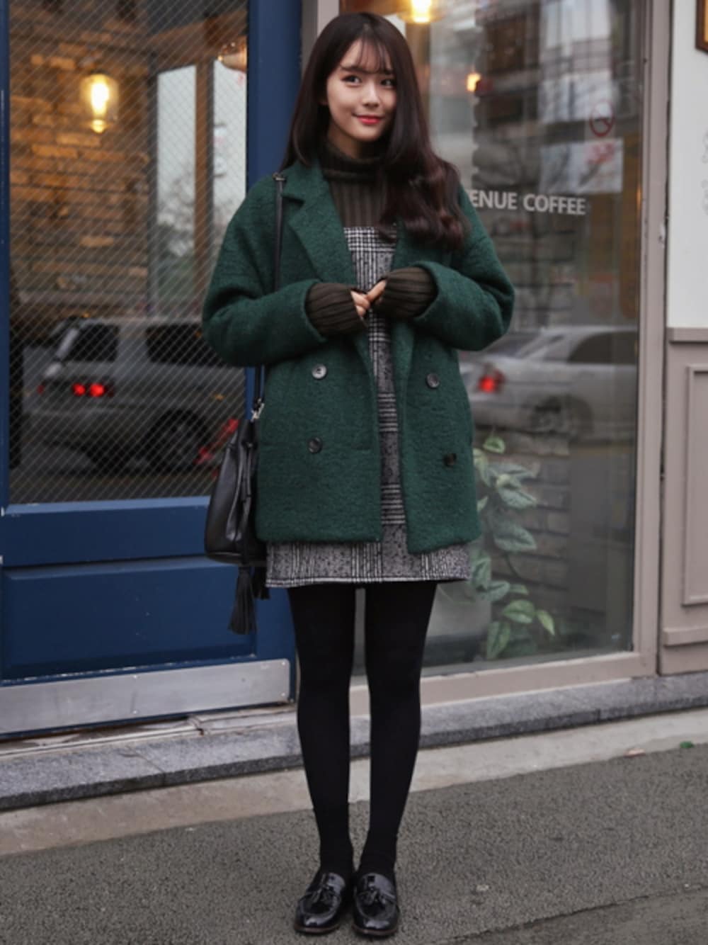 グリーン系のその他アウターを着用したレディースの冬コーディネートの1枚目の写真