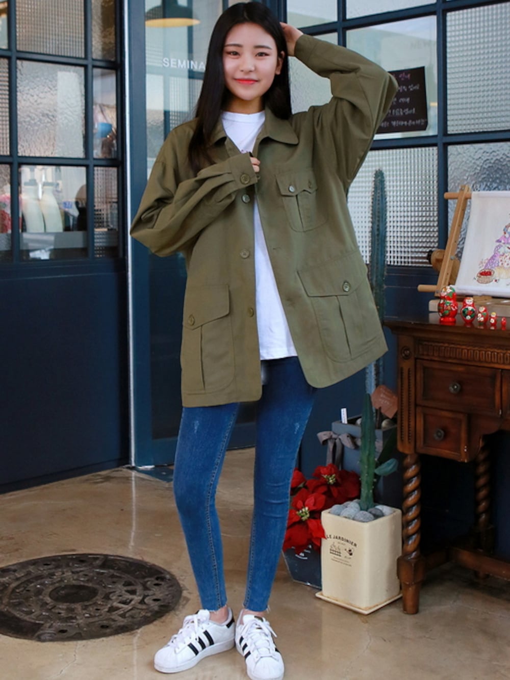 「ジャケット、 デニム、 デニムスキニー、 スキニーパンツ、 春コーデ、 サファリー、 カジュアルコーデ、 カジュアルガーリー　　　、 オルチャン、 ggsing」｜「ステンカラールーズサファリジャケット（ミリタリージャケット、グリーン系）」を使った、GOGOSINGさん（レディース・160cm）の冬コーディネートの1枚目の写真
