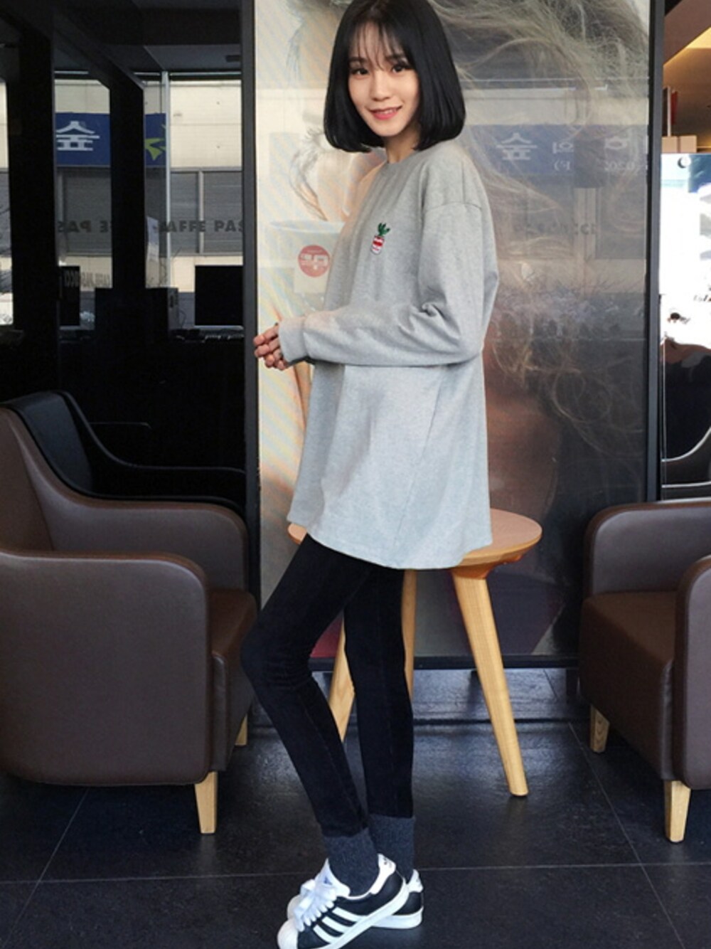 「スニーカー、 スウェット、 Gogosing、 シンプル、 ロング丈、スニーカー×靴下、 女の子、 黒スキニー、 ゆるコーデ、 ゴゴシング」｜「ユニーク刺繍ポイントロング丈スウェット（スウェット、グレー系）」を使った、GOGOSINGさん（レディース・165cm）の冬コーディネートの1枚目の写真