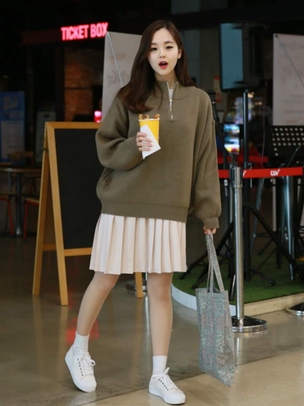 グリーン系のニット/セーターを着用したレディースの春コーディネートの1枚目の写真