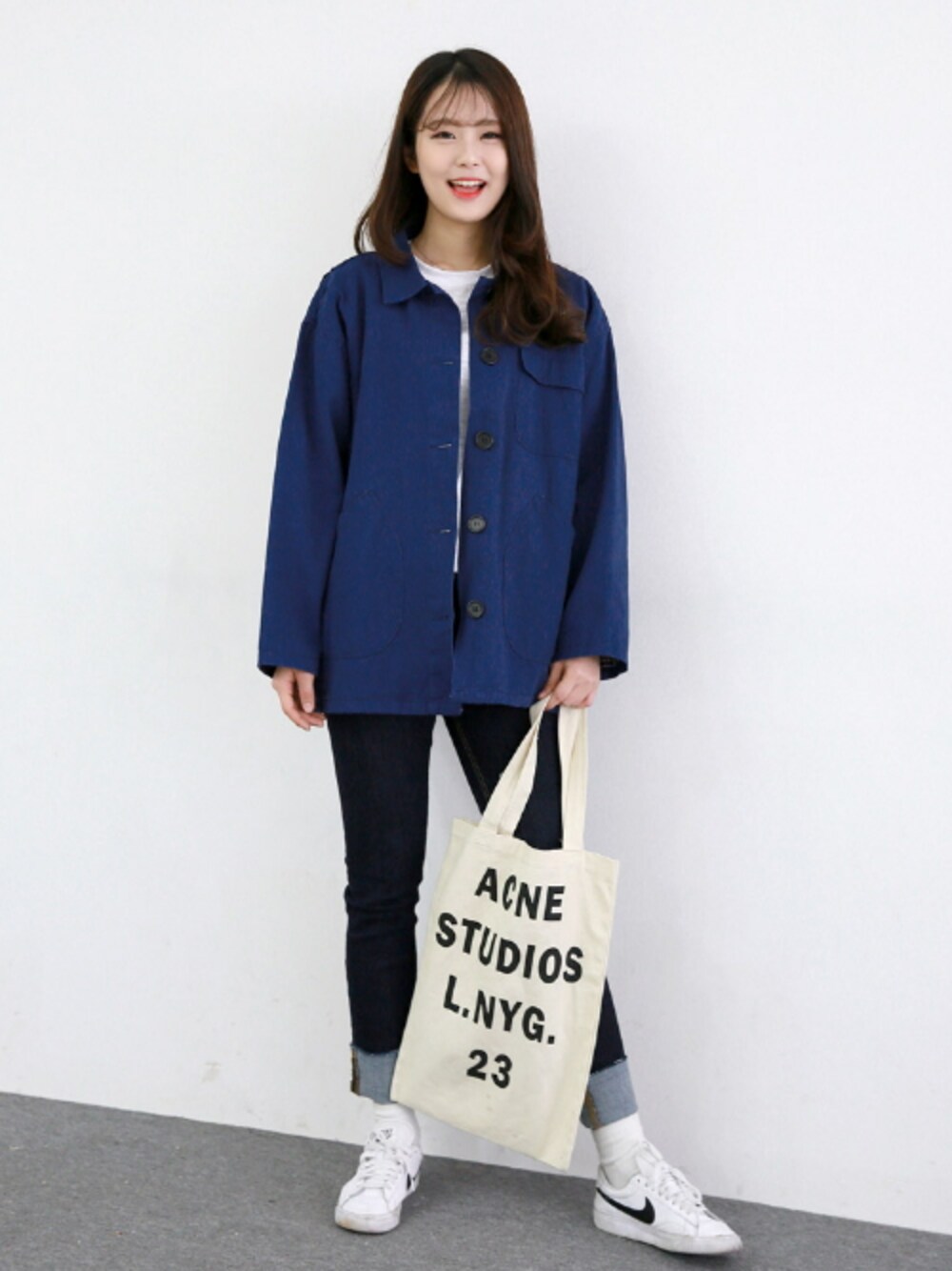 「メンズライク、 ロールアップ、 パンツスタイル、 カジュアル、 Gogosing、黒パンツ、 エコバッグ、白Tシャツ、 女の子、 黒スキニー」｜「ビッグボタンポケット付きカバーオール（その他アウター、ブルー系）」を使った、GOGOSINGさん（レディース・163cm）の春コーディネートの1枚目の写真
